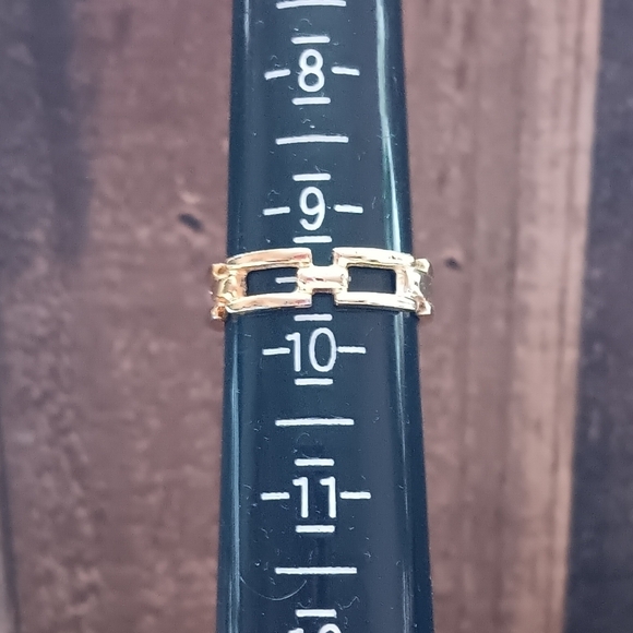 Elegant Gold-Toned Women's Band Ring - Picture 4 of 8